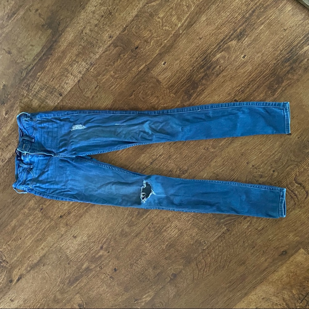 Blue Skinny Jeans w Rip in Lnee